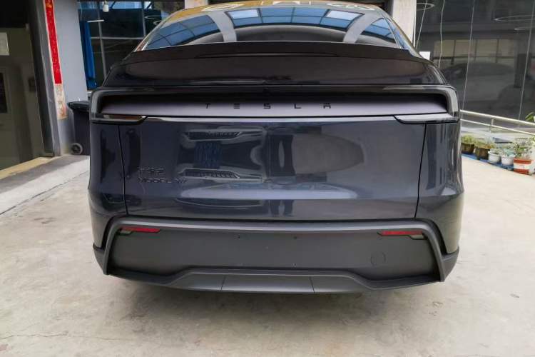Used Tesla Model Y L 2025 Model Long-Range All-Wheel-Drive Version Exterior 4