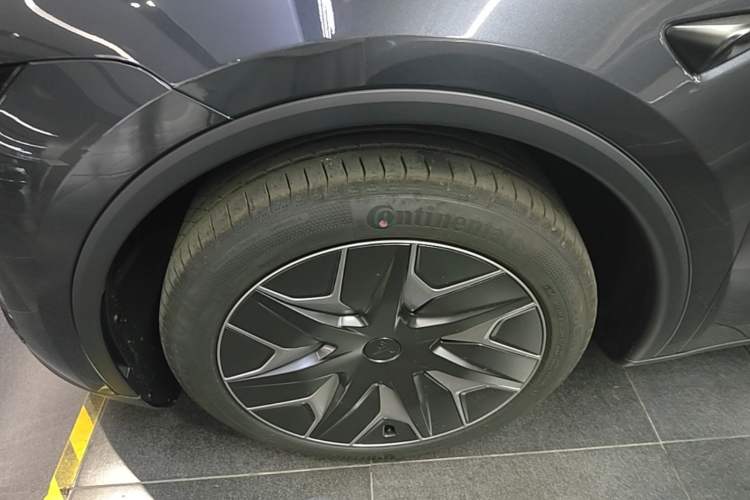 Used Tesla Model Y L 2025 Model Long-Range All-Wheel-Drive Version Exterior 4