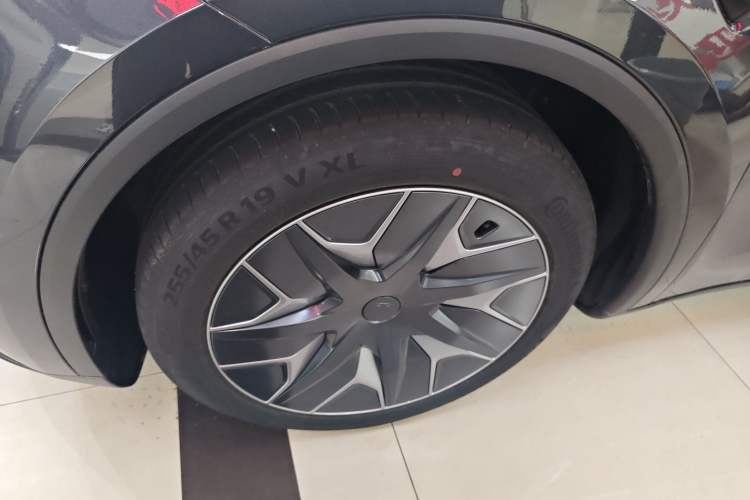 Used Tesla Model Y L 2025 Model Long-Range All-Wheel-Drive Version Exterior 4
