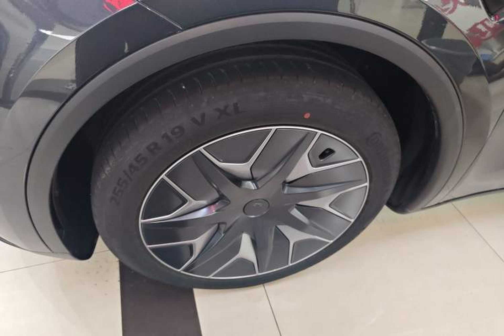 Used Tesla Model Y L 2025 Model Long-Range All-Wheel-Drive Version Exterior 4