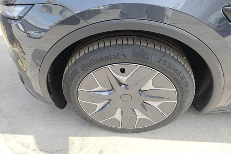 Used Tesla Model Y L 2025 Model Long-Range All-Wheel-Drive Version Exterior 4