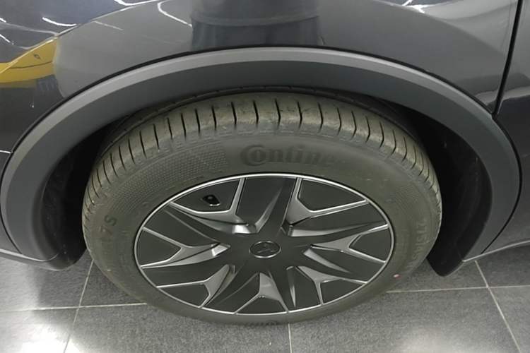 Used Tesla Model Y L 2025 Model Long-Range All-Wheel-Drive Version Exterior 5