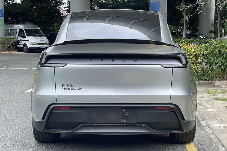Used Tesla Model Y L 2025 Model Long-Range All-Wheel-Drive Version Exterior 5
