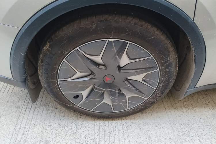 Used Tesla Model Y L 2025 Model Long-Range All-Wheel-Drive Version Exterior 5