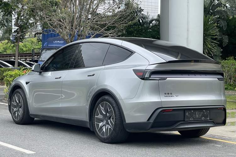 Used Tesla Model Y L 2025 Model Long-Range All-Wheel-Drive Version Exterior 6