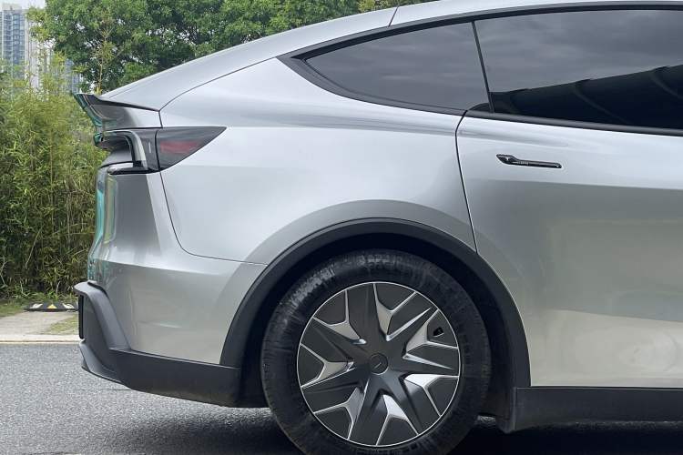 Used Tesla Model Y L 2025 Model Long-Range All-Wheel-Drive Version Exterior 8