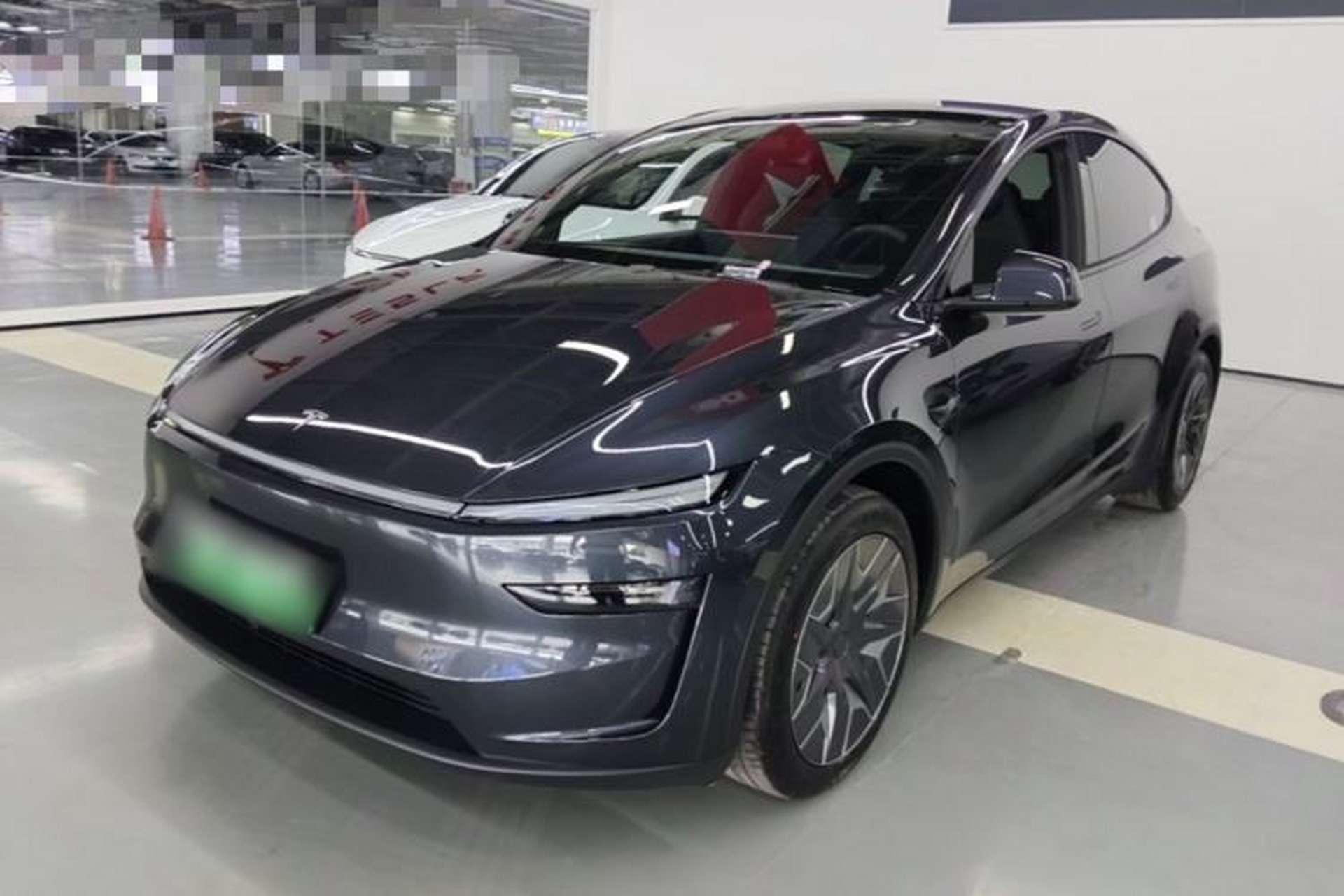 Used Tesla Model Y L 2025 Model Long-Range All-Wheel-Drive Version Front Left 45 Deg