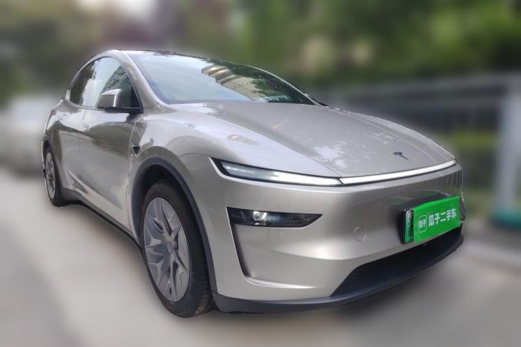 Used Tesla Model Y L 2025 Model Long-Range All-Wheel-Drive Version Front Right 45 Deg