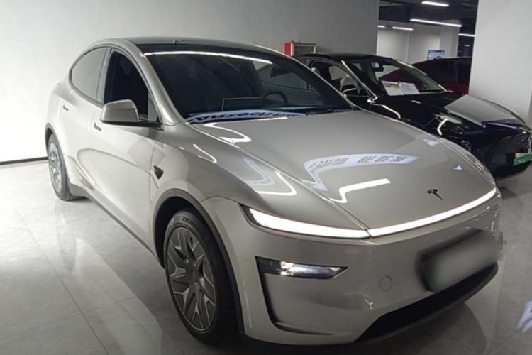 Used Tesla Model Y L 2025 Model Long-Range All-Wheel-Drive Version Front Right 45 Deg