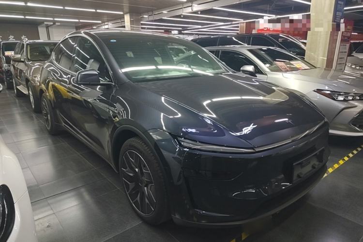 Used Tesla Model Y L 2025 Model Long-Range All-Wheel-Drive Version Front Right 45 Deg