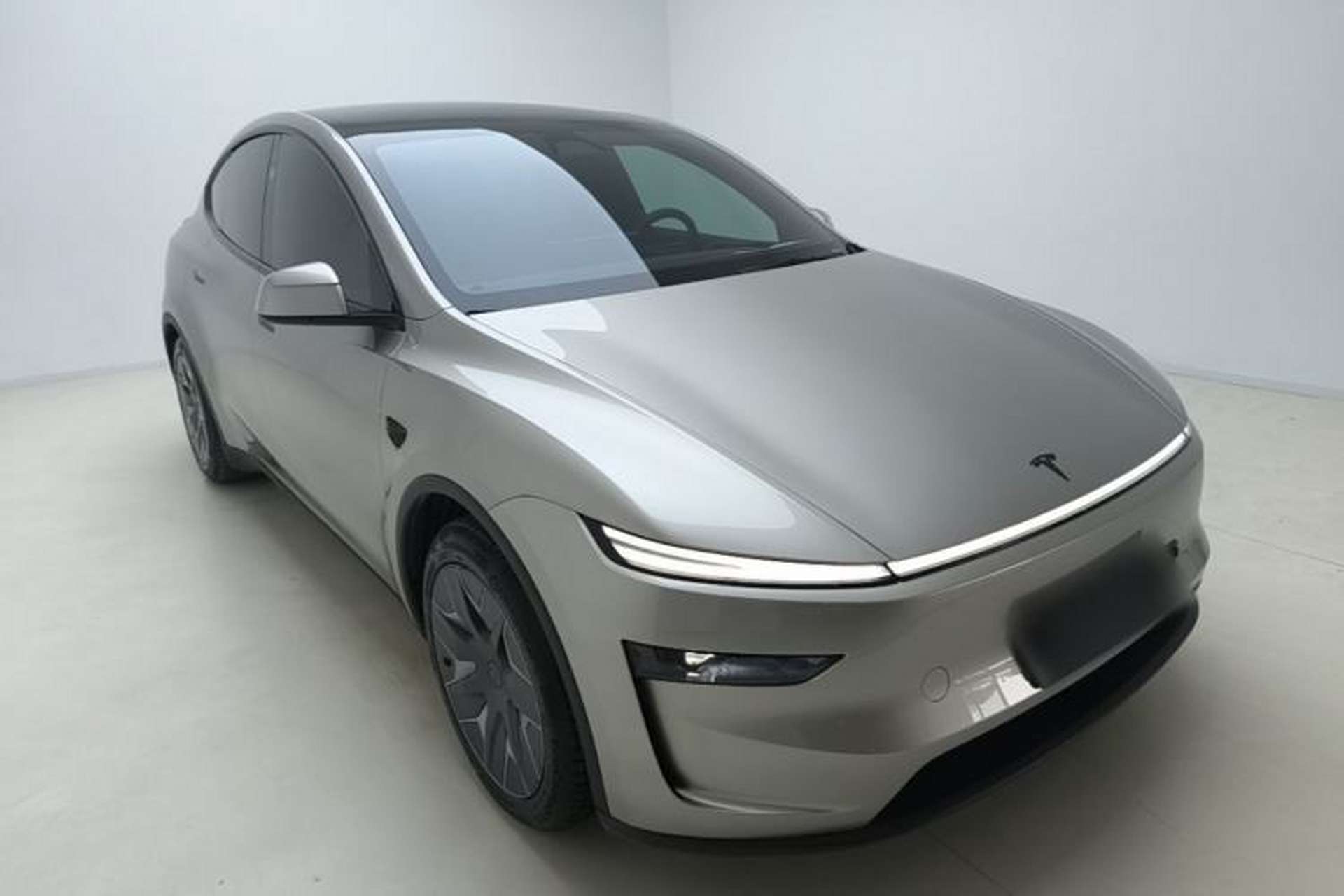 Used Tesla Model Y L 2025 Model Long-Range All-Wheel-Drive Version Front Right 45 Deg
