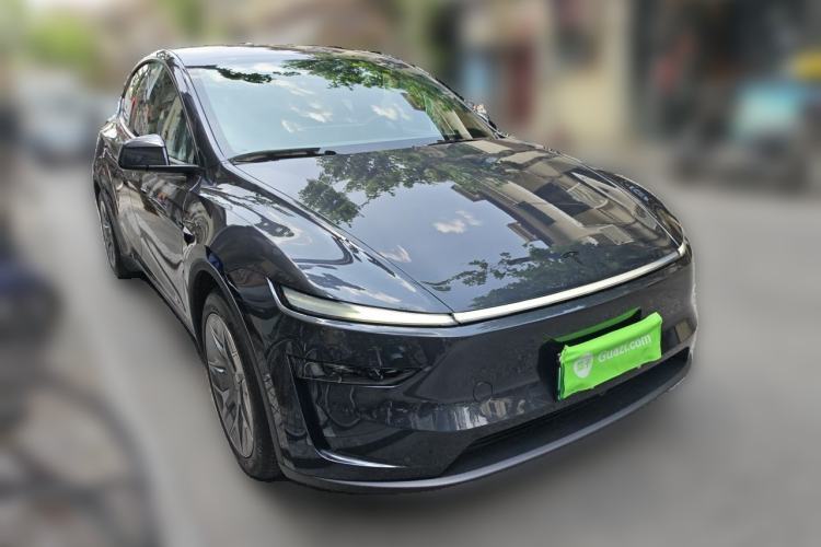 Used Tesla Model Y L 2025 Model Long-Range All-Wheel-Drive Version Front Right 45 Deg