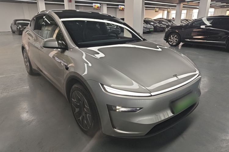 Used Tesla Model Y L 2025 Model Long-Range All-Wheel-Drive Version Front Right 45 Deg