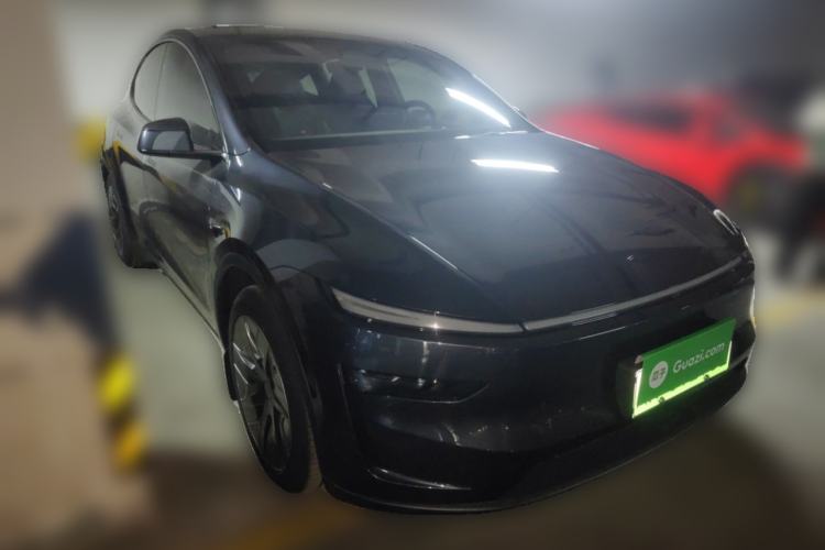Used Tesla Model Y L 2025 Model Long-Range All-Wheel-Drive Version Front Right 45 Deg