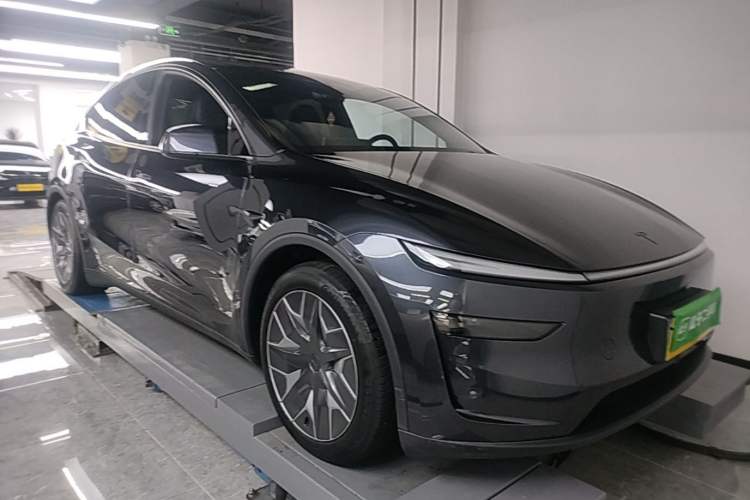 Used Tesla Model Y L 2025 Model Long-Range All-Wheel-Drive Version Front Right 45 Deg