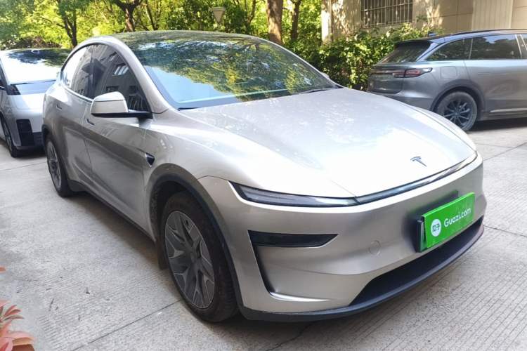 Used Tesla Model Y L 2025 Model Long-Range All-Wheel-Drive Version Front Right 45 Deg