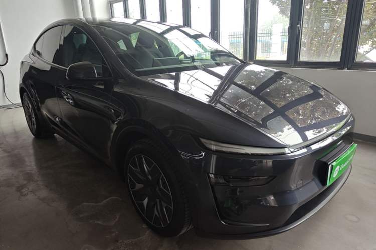 Used Tesla Model Y L 2025 Model Long-Range All-Wheel-Drive Version Front Right 45 Deg