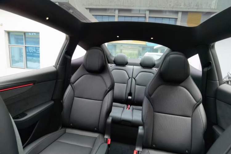 Used Tesla Model Y L 2025 Model Long-Range All-Wheel-Drive Version Interior 2
