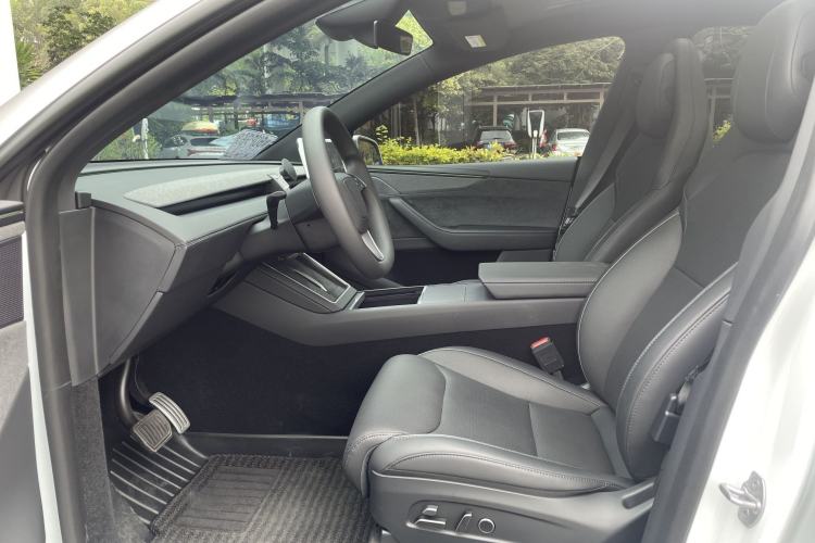 Used Tesla Model Y L 2025 Model Long-Range All-Wheel-Drive Version Interior 2