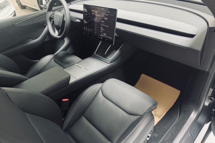 Used Tesla Model Y L 2025 Model Long-Range All-Wheel-Drive Version Interior 2