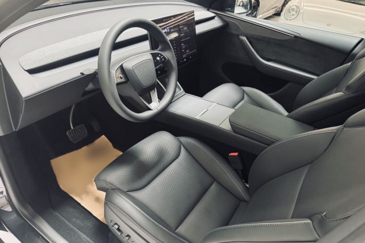 Used Tesla Model Y L 2025 Model Long-Range All-Wheel-Drive Version Interior 3