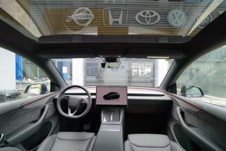 Used Tesla Model Y L 2025 Model Long-Range All-Wheel-Drive Version Interior 4