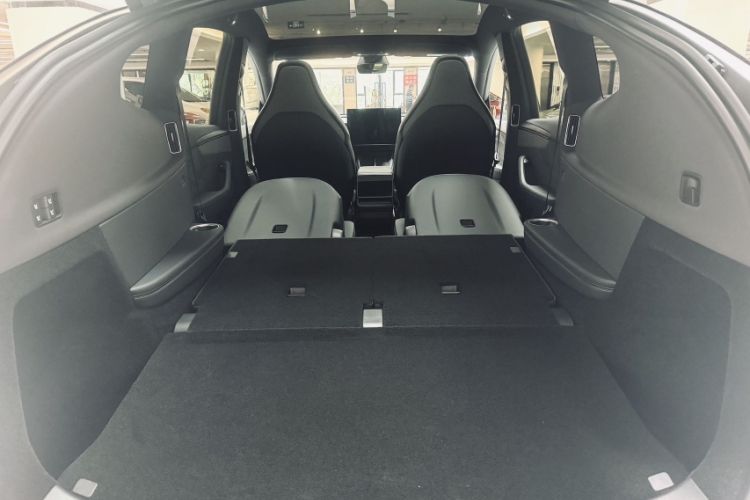 Used Tesla Model Y L 2025 Model Long-Range All-Wheel-Drive Version Interior 4