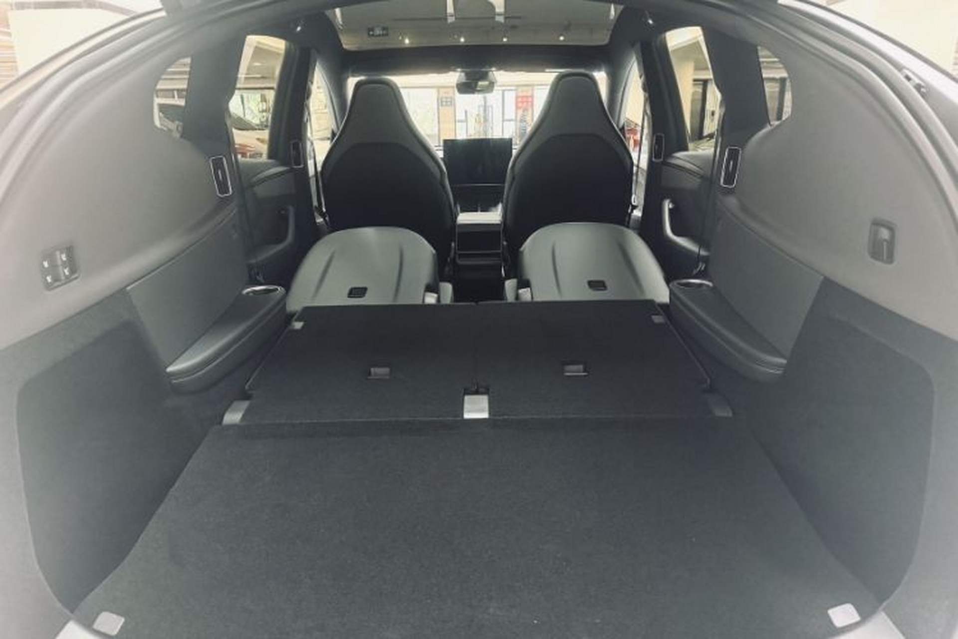 Used Tesla Model Y L 2025 Model Long-Range All-Wheel-Drive Version Interior 4
