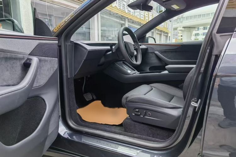 Used Tesla Model Y L 2025 Model Long-Range All-Wheel-Drive Version Interior 5