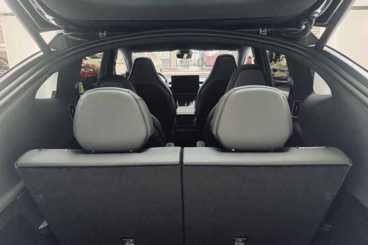 Used Tesla Model Y L 2025 Model Long-Range All-Wheel-Drive Version Interior 5