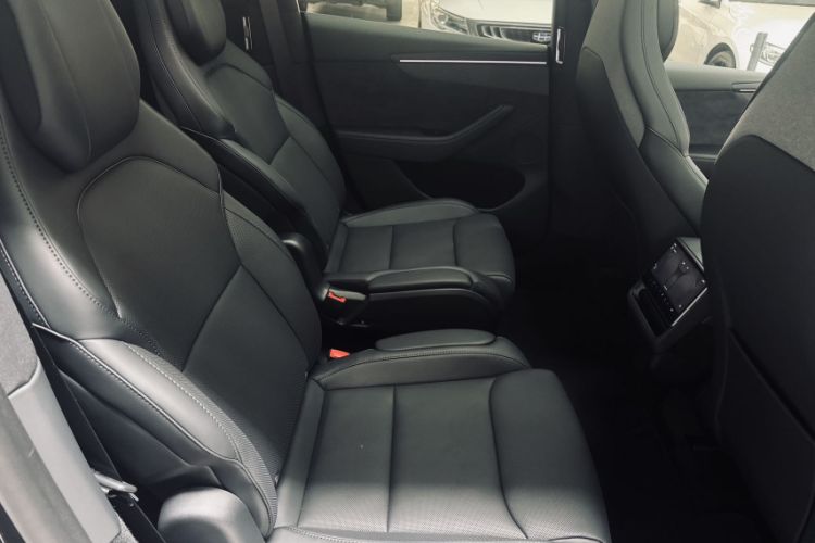 Used Tesla Model Y L 2025 Model Long-Range All-Wheel-Drive Version Interior 7