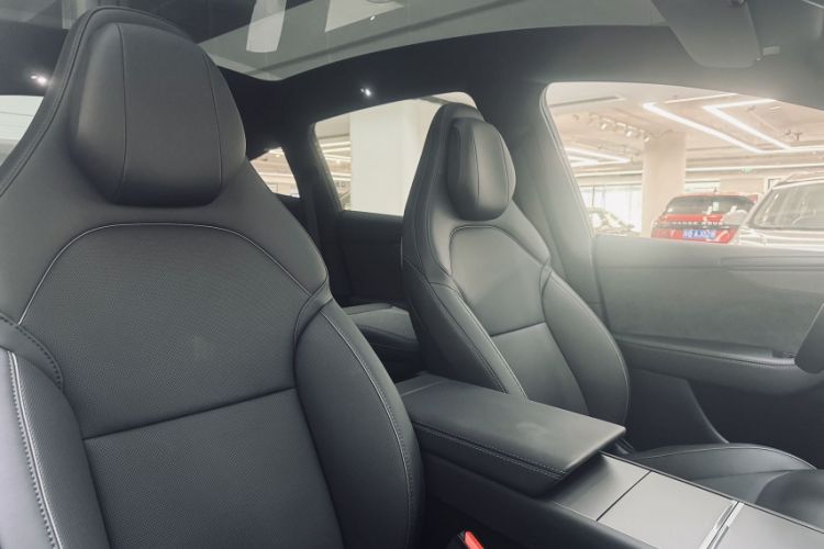 Used Tesla Model Y L 2025 Model Long-Range All-Wheel-Drive Version Interior 8
