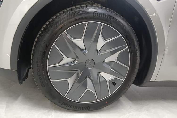 Used Tesla Model Y L 2025 Model Long-Range All-Wheel-Drive Version Left Front Wheel Hub