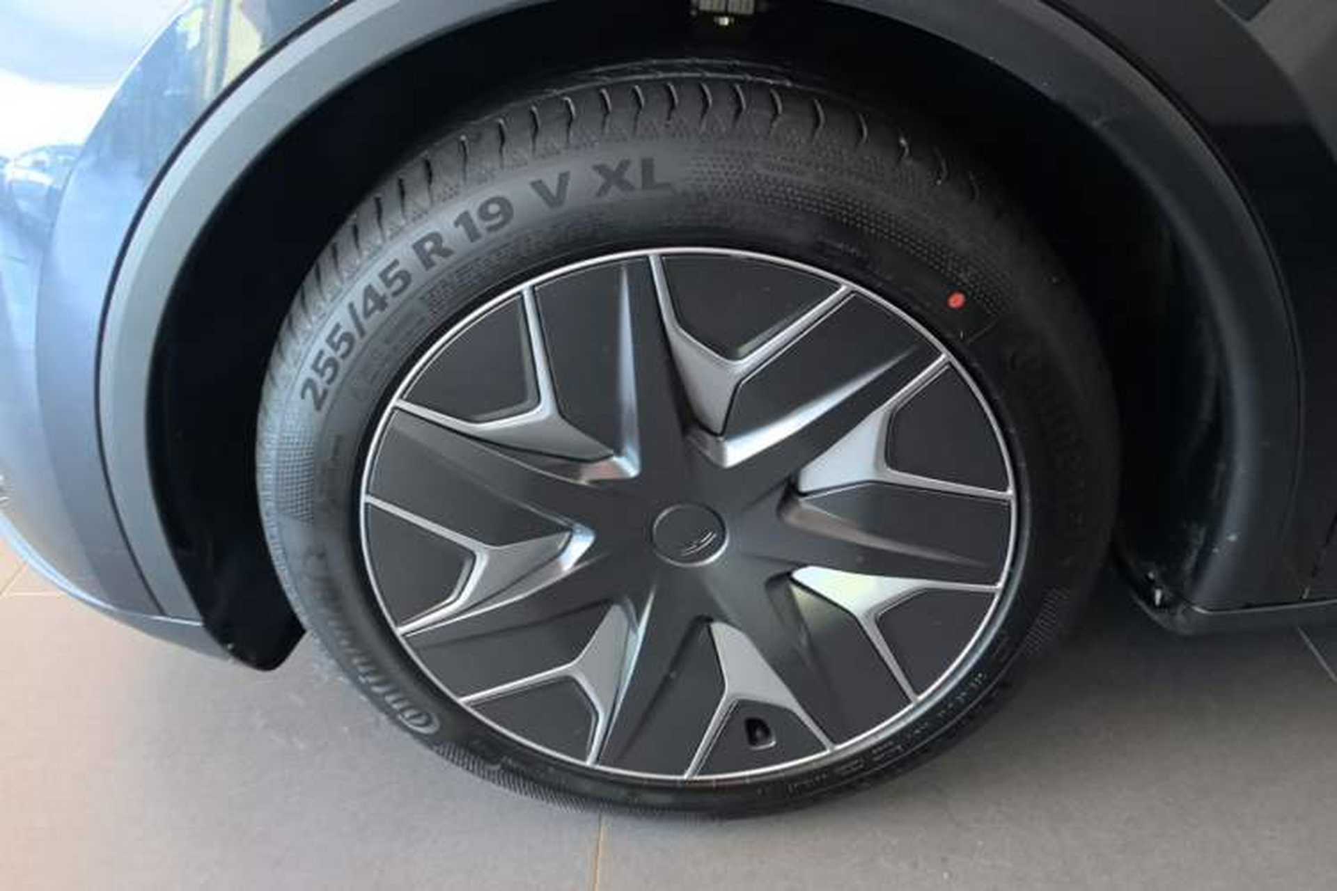 Used Tesla Model Y L 2025 Model Long-Range All-Wheel-Drive Version Left Front Wheel Hub