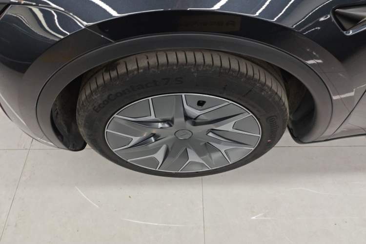 Used Tesla Model Y L 2025 Model Long-Range All-Wheel-Drive Version Left Front Wheel Hub