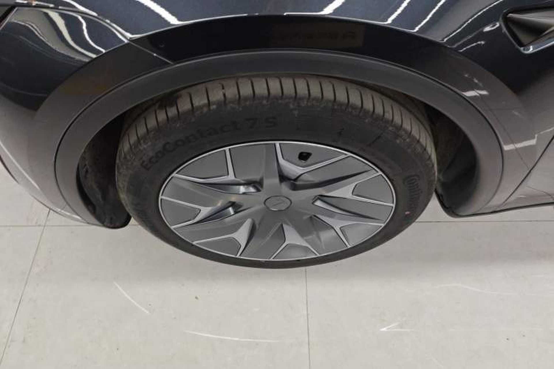 Used Tesla Model Y L 2025 Model Long-Range All-Wheel-Drive Version Left Front Wheel Hub