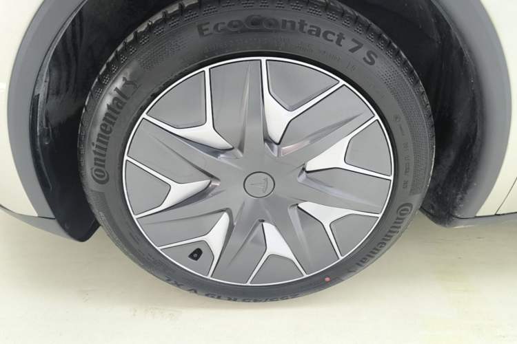 Used Tesla Model Y L 2025 Model Long-Range All-Wheel-Drive Version Left Front Wheel Hub