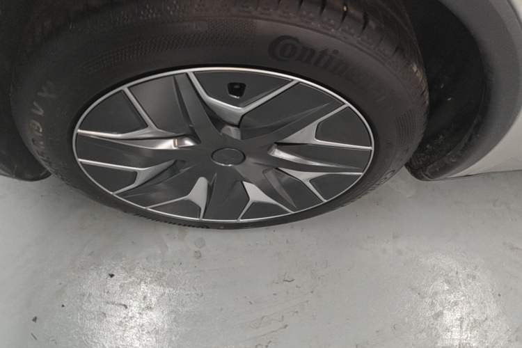Used Tesla Model Y L 2025 Model Long-Range All-Wheel-Drive Version Left Front Wheel Hub