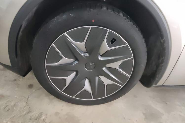 Used Tesla Model Y L 2025 Model Long-Range All-Wheel-Drive Version Left Front Wheel Hub