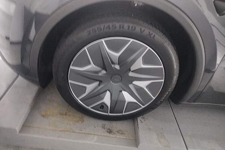 Used Tesla Model Y L 2025 Model Long-Range All-Wheel-Drive Version Left Front Wheel Hub