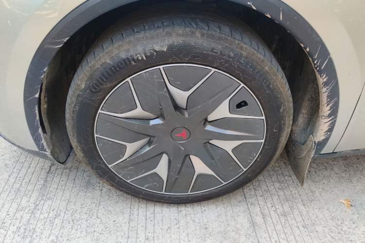 Used Tesla Model Y L 2025 Model Long-Range All-Wheel-Drive Version Left Front Wheel Hub