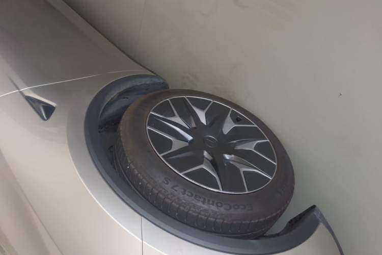 Used Tesla Model Y L 2025 Model Long-Range All-Wheel-Drive Version Left Front Wheel Hub