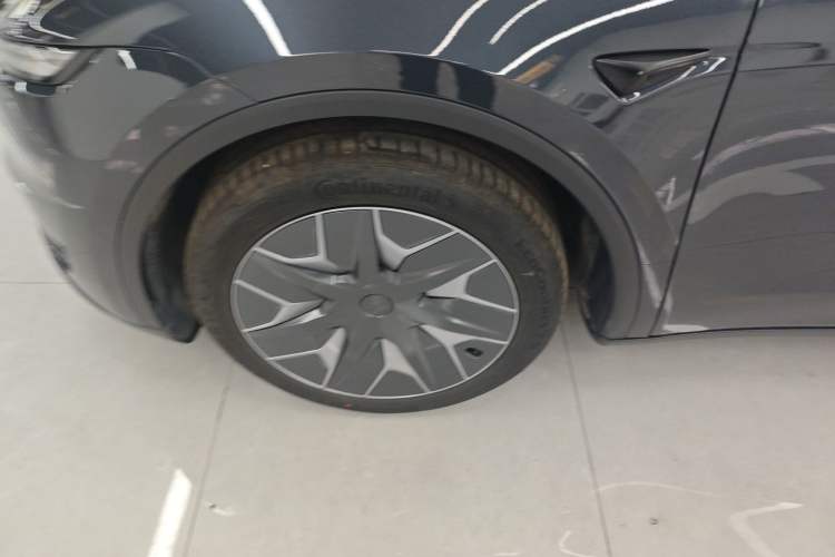 Used Tesla Model Y L 2025 Model Long-Range All-Wheel-Drive Version Left Front Wheel Hub