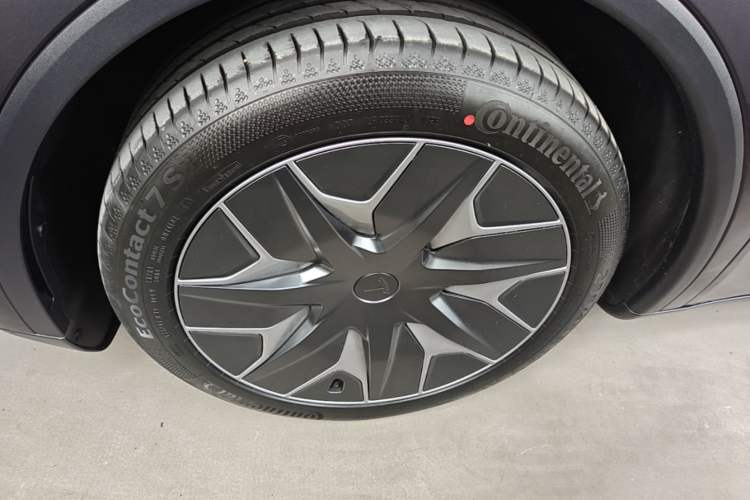 Used Tesla Model Y L 2025 Model Long-Range All-Wheel-Drive Version Left Front Wheel Hub