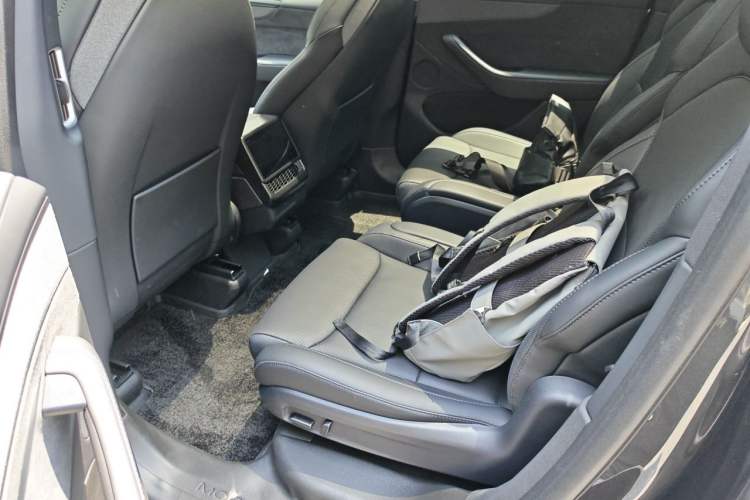 Used Tesla Model Y L 2025 Model Long-Range All-Wheel-Drive Version Left Rear Seat