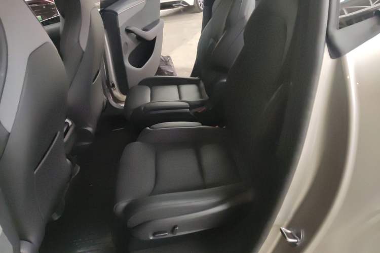Used Tesla Model Y L 2025 Model Long-Range All-Wheel-Drive Version Left Rear Seat