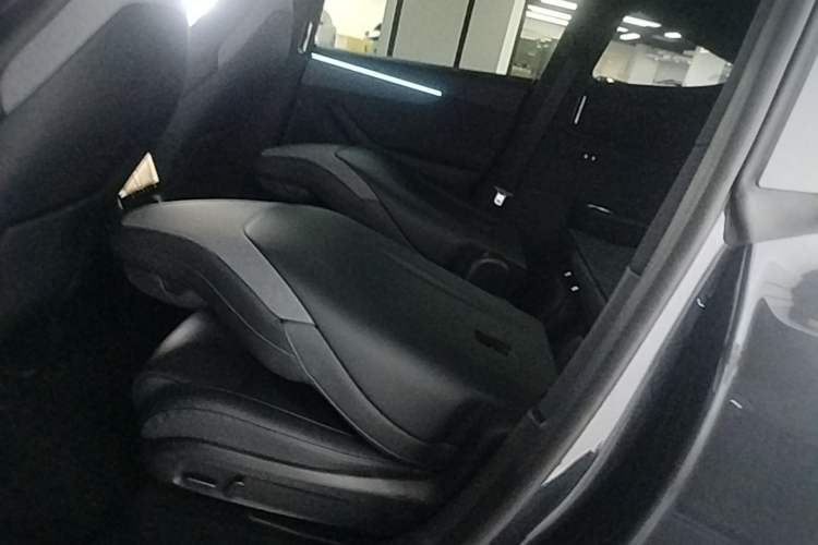 Used Tesla Model Y L 2025 Model Long-Range All-Wheel-Drive Version Left Rear Seat