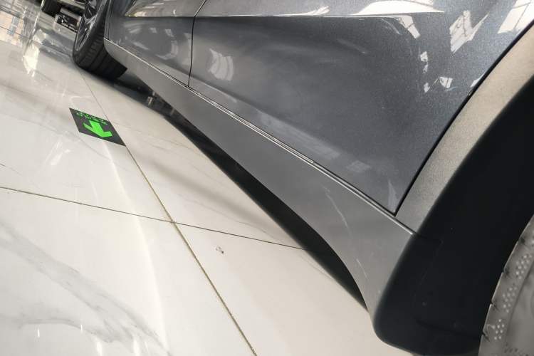 Used Tesla Model Y L 2025 Model Long-Range All-Wheel-Drive Version Left Side Sill