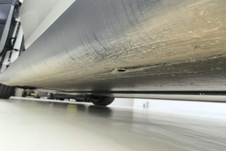 Used Tesla Model Y L 2025 Model Long-Range All-Wheel-Drive Version Left Side Sill