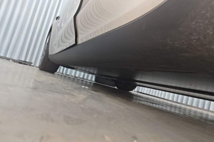Used Tesla Model Y L 2025 Model Long-Range All-Wheel-Drive Version Left Side Sill